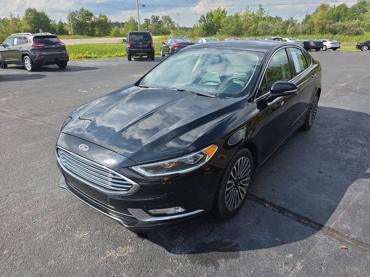 Used 2017 Ford Fusion SE w/ Fusion SE Technology Package AWD/4WD image 2