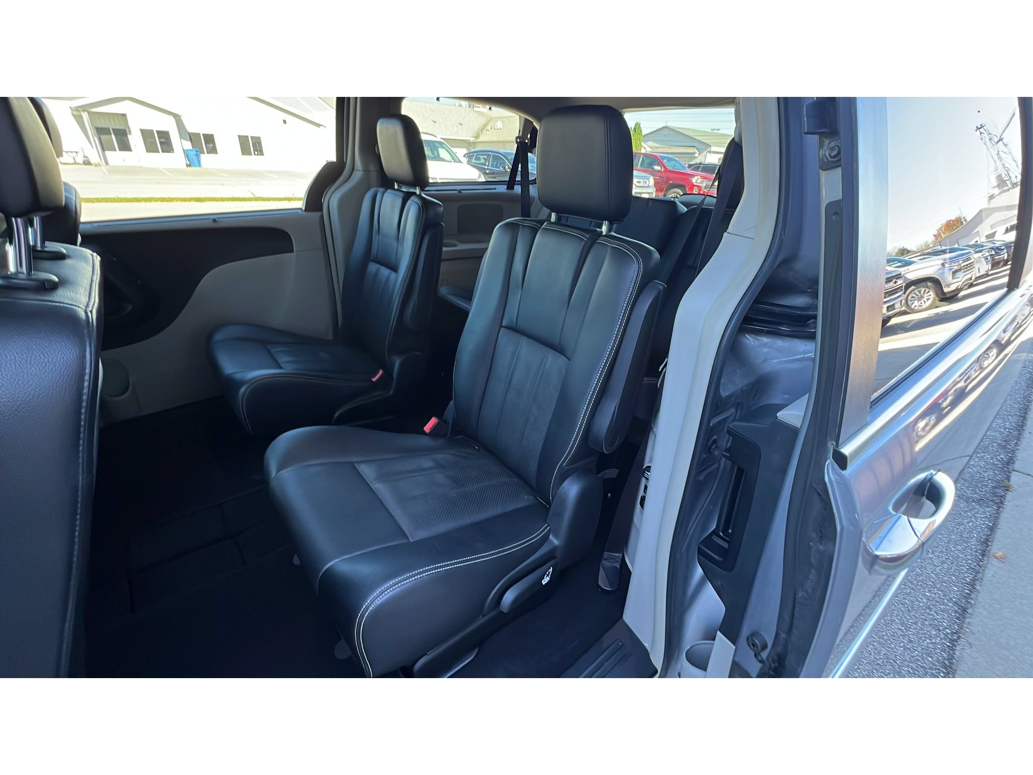 Used 2014 Chrysler Town & Country Touring-L w/ Driver Convenience Group FWD image 28