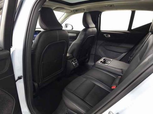 Certified 2025 Volvo XC40 B5 Core image 28