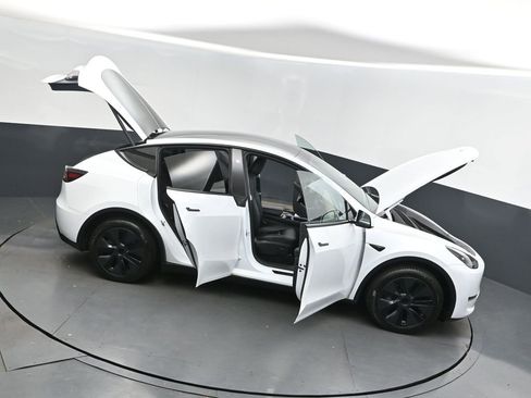 Used 2025 Tesla Model Y Long Range image 49