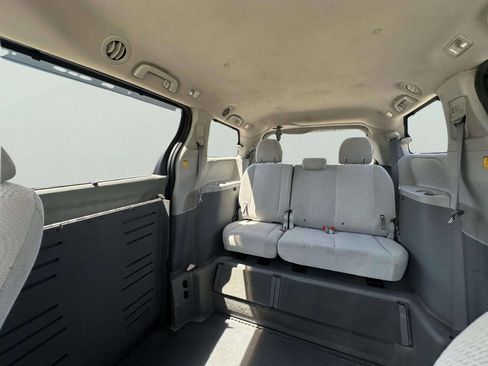 Used 2011 Toyota Sienna LE FWD image 32