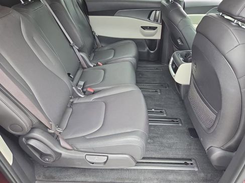 Used 2024 Kia Carnival LX FWD image 18