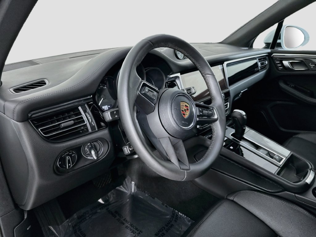 Certified 2025 Porsche Macan AWD/4WD image 4