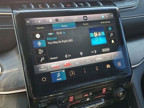 Used 2023 Jeep Grand Cherokee Limited w/ Black Appearance Package image 18