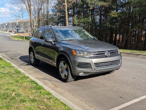 Used 2013 Volkswagen Touareg TDI image 12