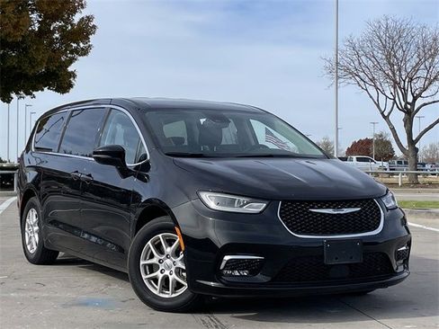 Used 2024 Chrysler Pacifica Touring-L image 2