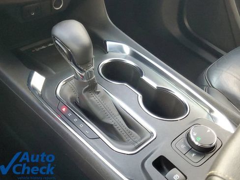 Used 2023 Chevrolet Traverse LT w/ Rear Camera Mirror Package FWD image 27