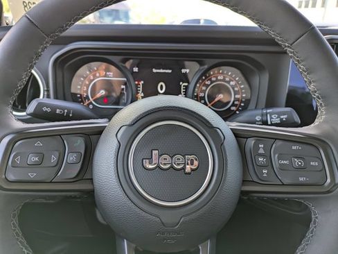 Certified 2025 Jeep Gladiator Sport AWD/4WD image 18
