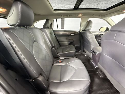 Certified 2025 Toyota Highlander Platinum image 10