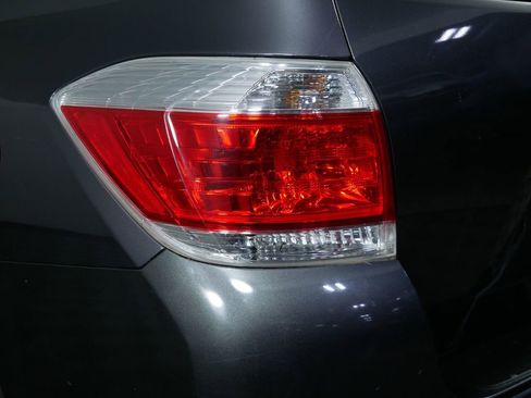 Used 2012 Toyota Highlander Limited w/ Tow Pkg AWD/4WD image 12