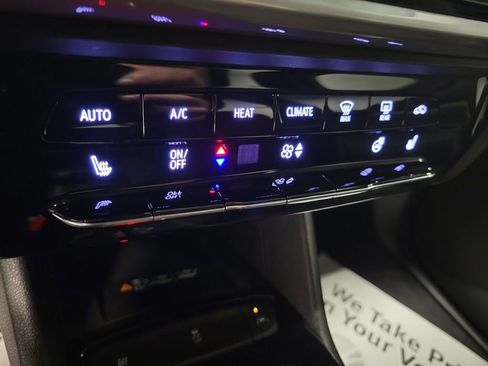 Used 2022 Chevrolet Bolt EUV LT w/ Comfort Package image 19