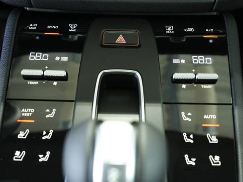 Certified 2025 Porsche Macan AWD/4WD image 21