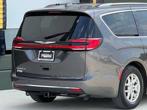 Used 2021 Chrysler Pacifica Touring-L FWD image 40