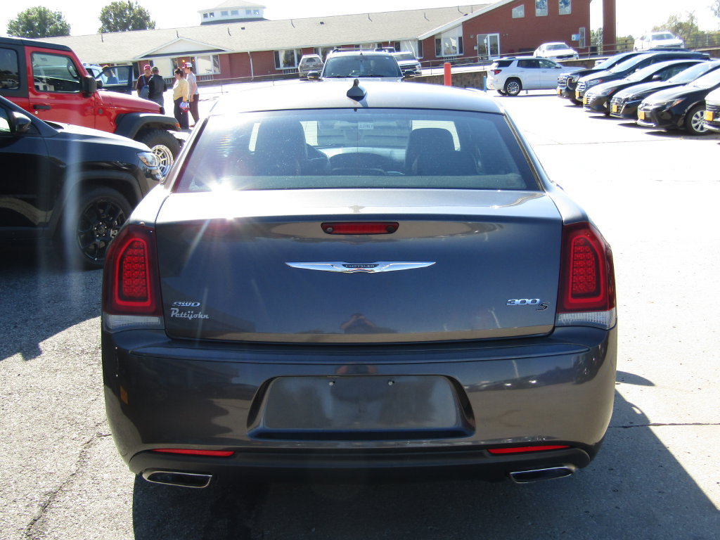 Used 2019 Chrysler 300 S AWD/4WD image 4