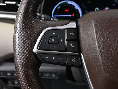 Used 2023 Toyota Sienna Platinum AWD/4WD image 34