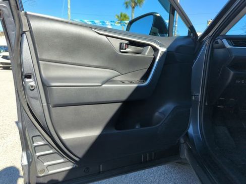 Used 2021 Toyota RAV4 LE image 17
