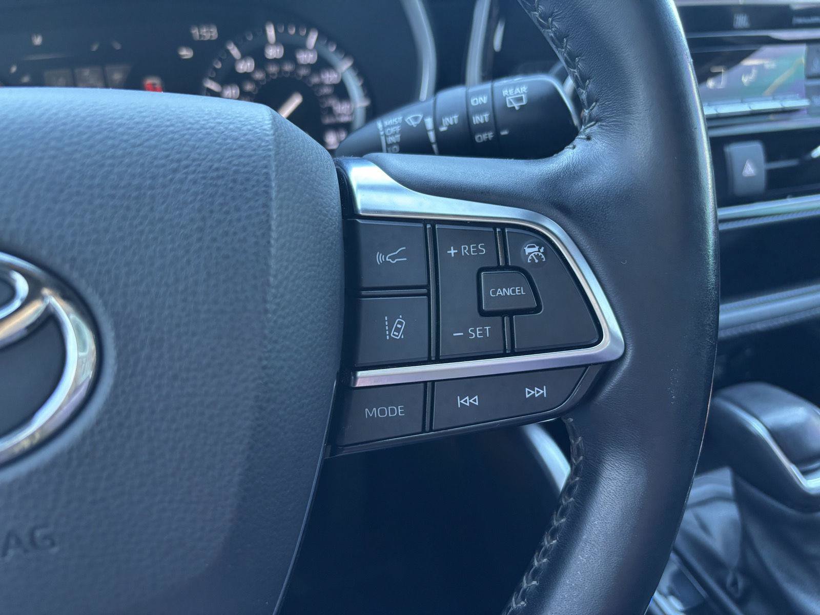 Used 2021 Toyota Highlander XSE AWD/4WD image 24