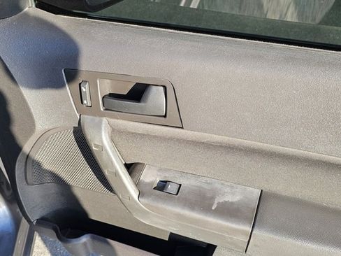 Used 2010 Ford Focus SE image 19