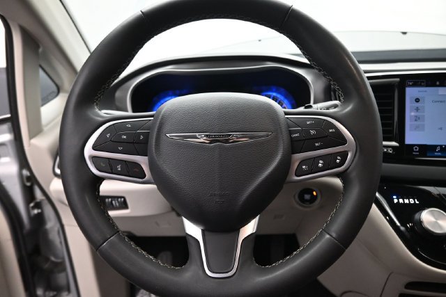Used 2023 Chrysler Pacifica Touring-L FWD image 12