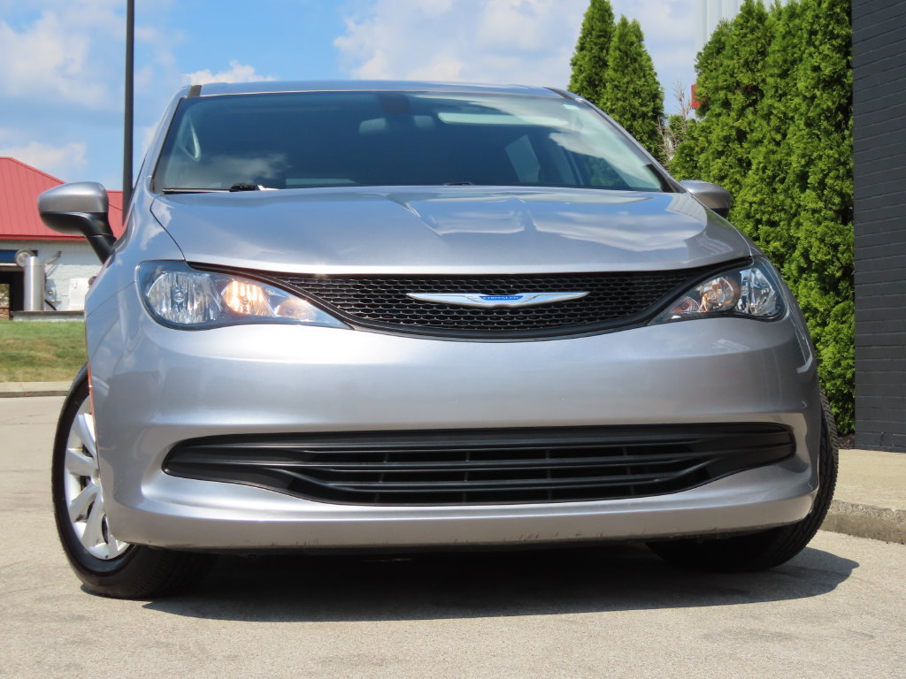 Used 2018 Chrysler Pacifica L FWD image 1