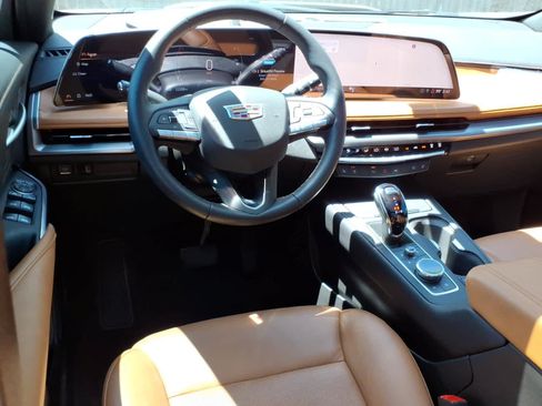 Used 2024 Cadillac XT4 Premium Luxury w/ Technology Package FWD image 15