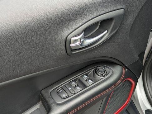 Used 2019 Jeep Compass Trailhawk AWD/4WD image 11