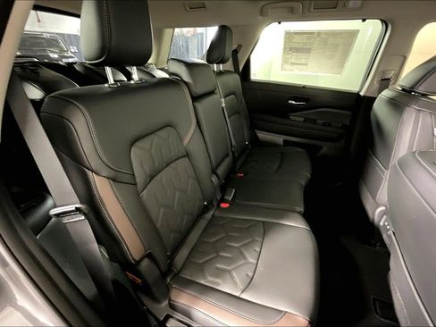 New 2026 Nissan Pathfinder Platinum w/ Accent Package AWD/4WD image 19