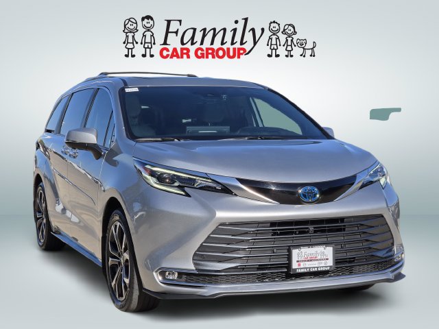 Used 2025 Toyota Sienna Platinum FWD image 2