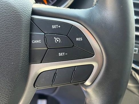 Used 2019 Jeep Grand Cherokee Altitude AWD/4WD image 17