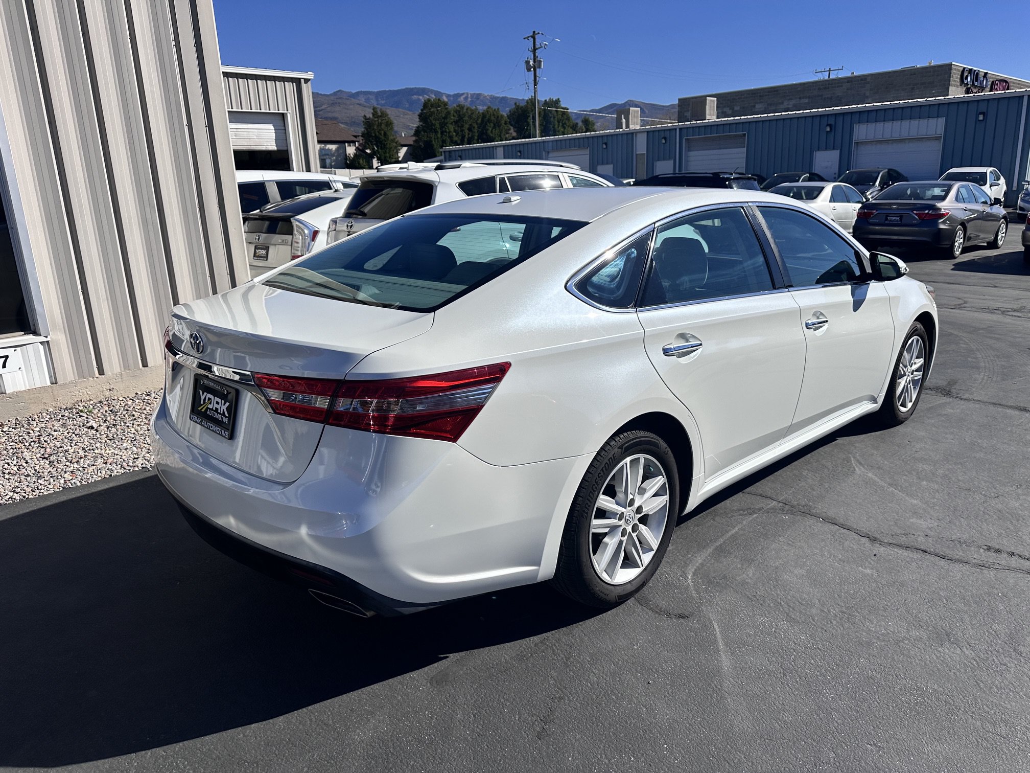 Used 2015 Toyota Avalon XLE w/ Preferred Accessory Package FWD image 4