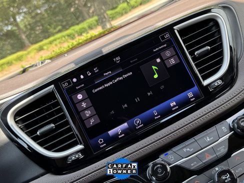 Used 2021 Chrysler Pacifica Touring image 16