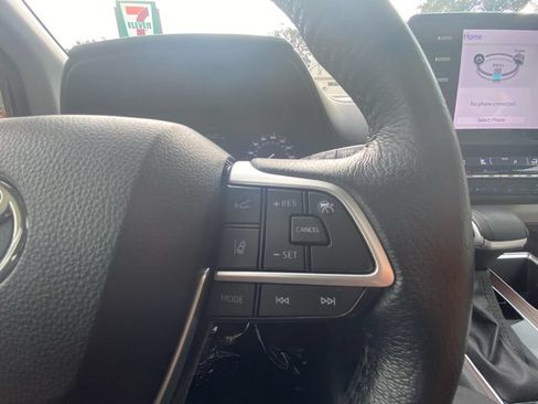 Used 2024 Toyota Sienna XLE FWD image 13