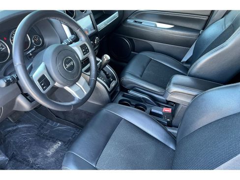 Used 2017 Jeep Compass Latitude image 12