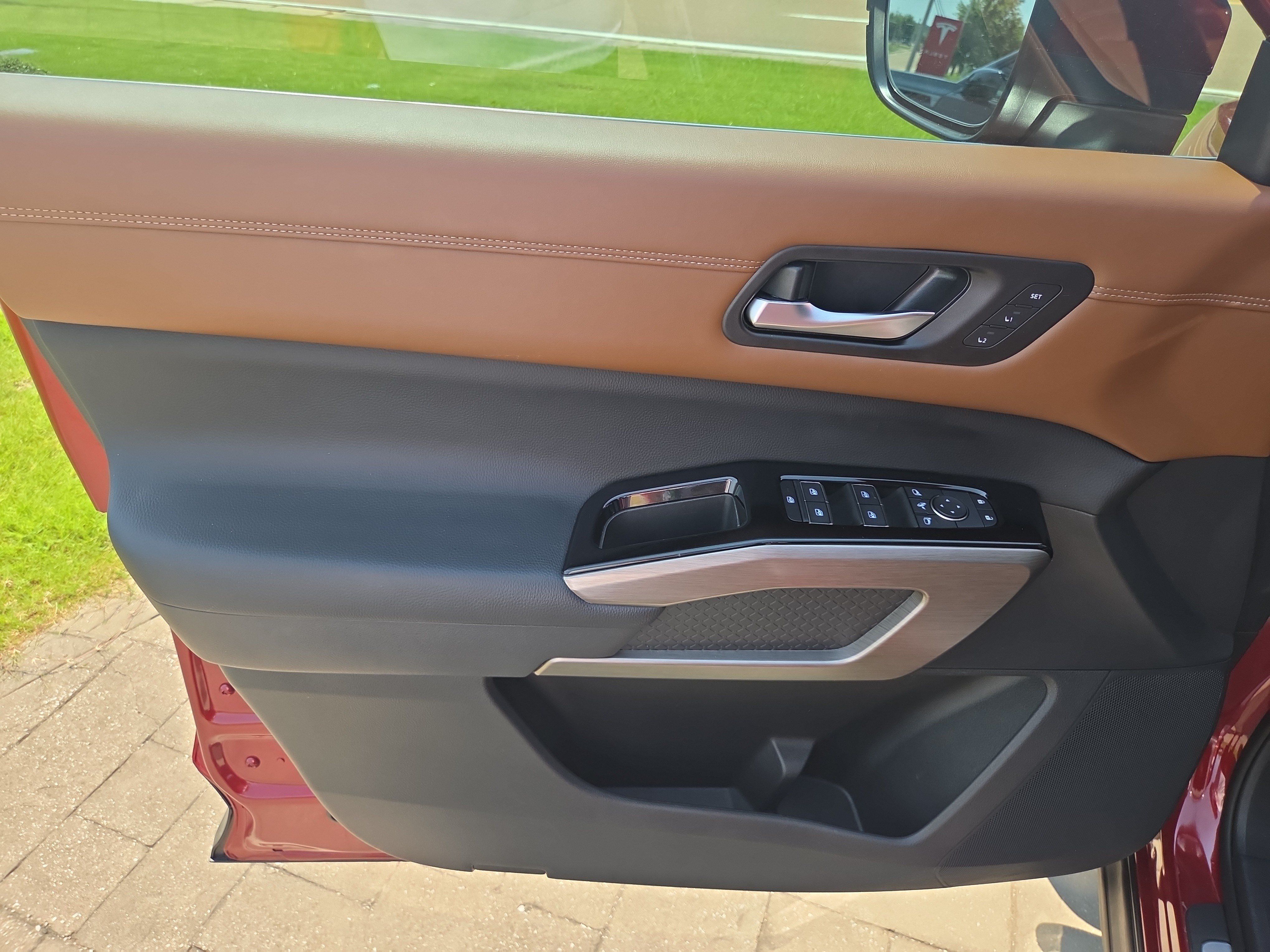 Used 2024 Nissan Pathfinder Platinum FWD image 6
