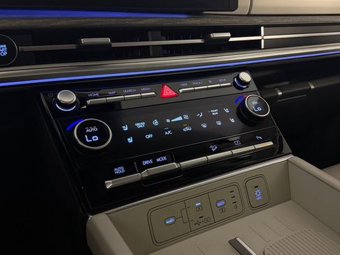 Used 2025 Hyundai Santa Fe Limited FWD image 21