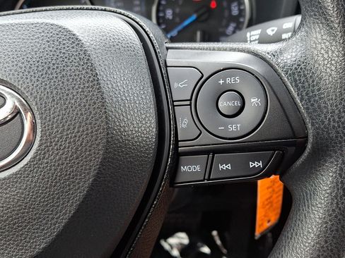 Used 2020 Toyota RAV4 LE AWD/4WD image 21