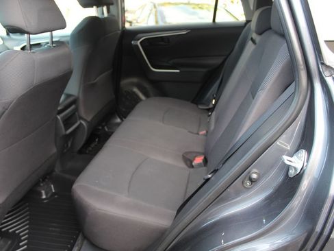 Used 2019 Toyota RAV4 LE w/ Carpet Mat Package FWD image 17