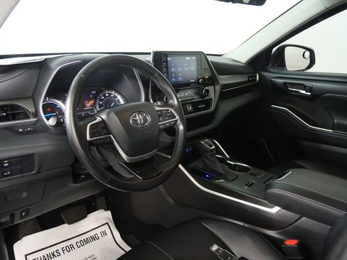 Used 2022 Toyota Highlander XLE image 13