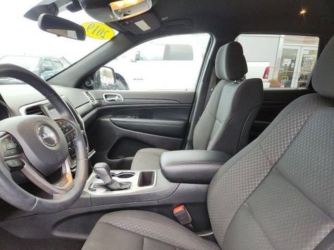 Used 2019 Jeep Grand Cherokee Laredo image 6
