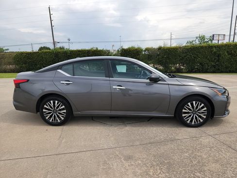 Used 2025 Nissan Altima 2.5 SV FWD image 4