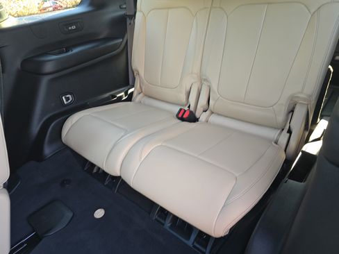 Used 2023 Jeep Grand Cherokee L Limited AWD/4WD image 14