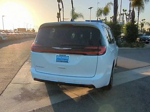 Used 2023 Chrysler Pacifica Touring-L FWD image 7
