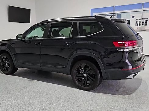 Certified 2023 Volkswagen Atlas SE w/ Black Wheel Package FWD image 6
