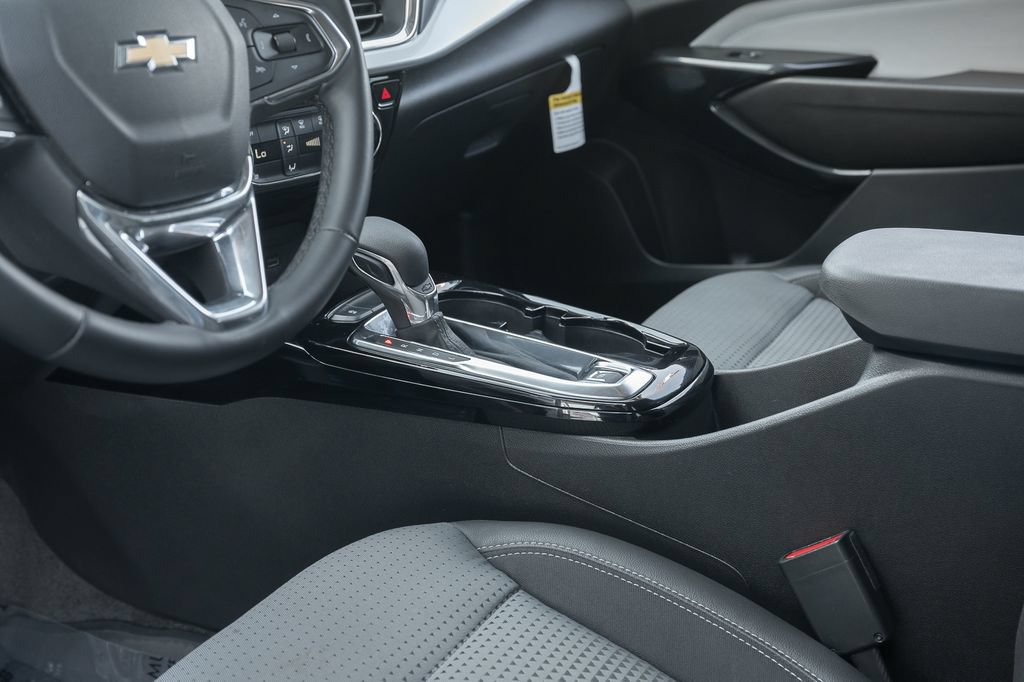 Used 2026 Chevrolet Trax LT w/ LT Convenience Package FWD image 30