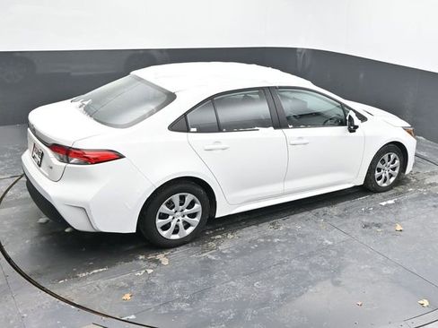 Used 2025 Toyota Corolla LE image 40