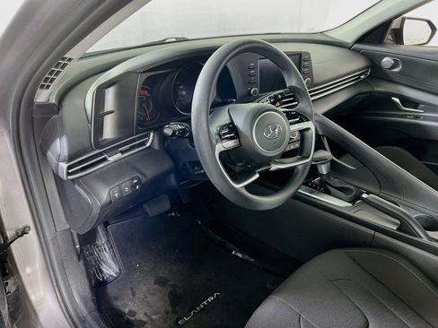 Used 2023 Hyundai Elantra SE FWD image 9