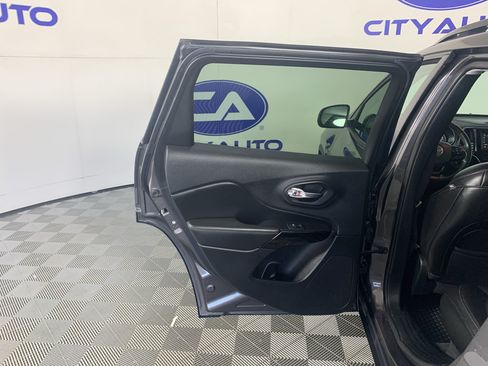 Used 2019 Jeep Cherokee Latitude Plus AWD/4WD image 29