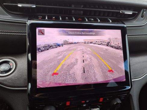 Used 2025 Jeep Grand Cherokee Limited w/ Black Appearance Package image 9