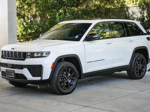 New 2026 Jeep Grand Cherokee Altitude image 3