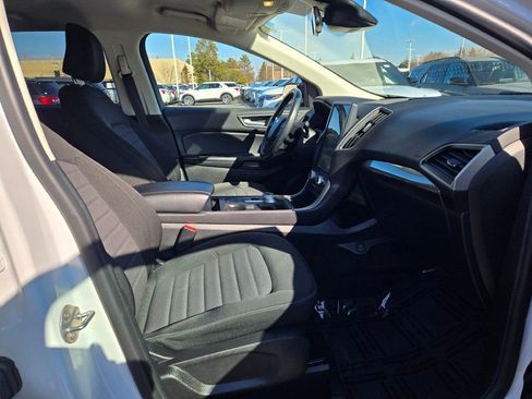 Certified 2024 Ford Edge SE w/ Black Appearance Package image 6